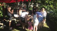 Repas entre vacanciers au camping Clos de Banes pres des Chaudes Aigues