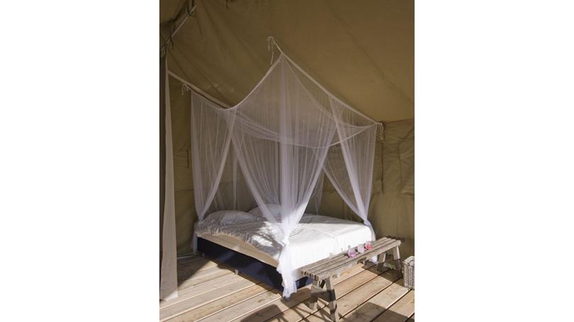 Lit avec moustiquaire dans les tentes safari au Clos de Baners sur les plateux de l'Aubrac