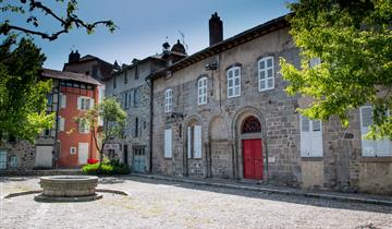 Centre ville d'Aurillac en Aveyron proche du Clos de Banes