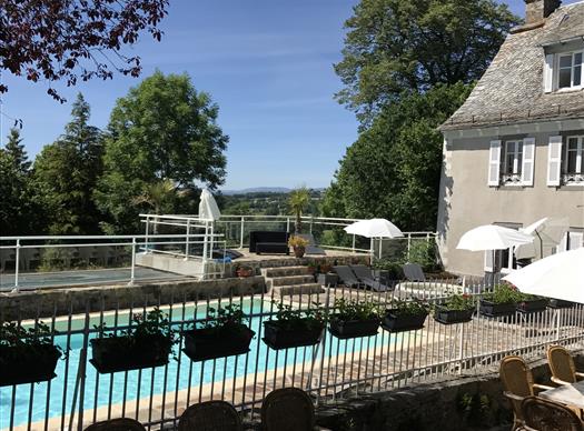 Terrasse avec vue sur piscine - Clos de Banes