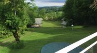 Vue sur le camping et le paysage aveyronnais au Clos de Banes