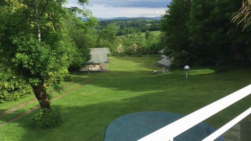 Vue sur le camping et le paysage aveyronnais au Clos de Banes
