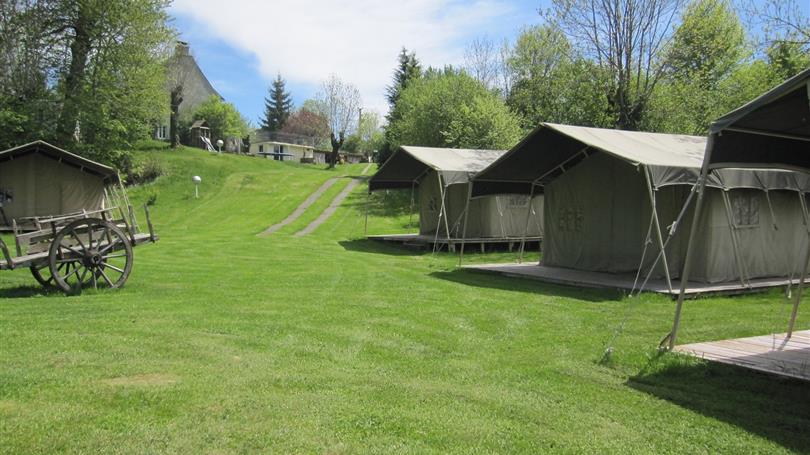 Emplacement des tentes safari au camping Clos de Banes en Aveyron