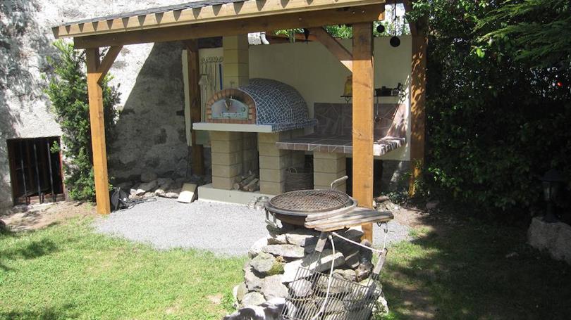 Barbecue les jours de beau temps en Aveyron au Clos de Banes