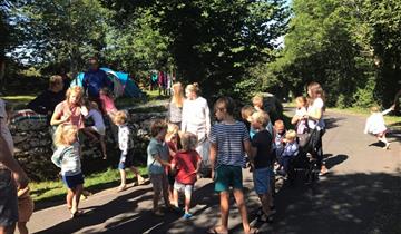 Sortie decouverte pour les jeunes enfants a Argences en Aubrac - Clos de Banes