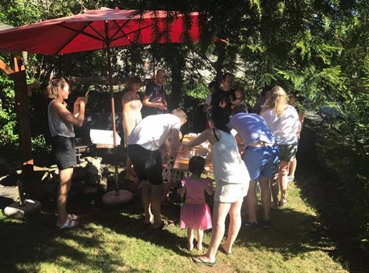 Repas entre vacanciers au camping Clos de Banes pres des Chaudes Aigues