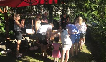 Repas entre vacanciers au camping Clos de Banes pres des Chaudes Aigues