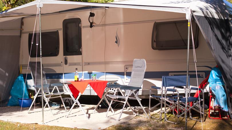 Emplacement pour caravane au camping Clos de Banes a Argences en Aubrac