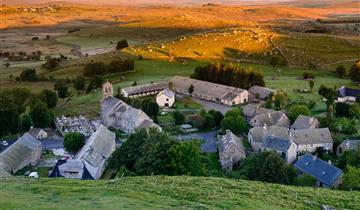 Village de Marchastel dans l'Aubrac - Clos de Banes
