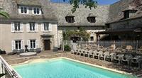 Piscine cloturee du camping Clos de Banes pres de Rodez 