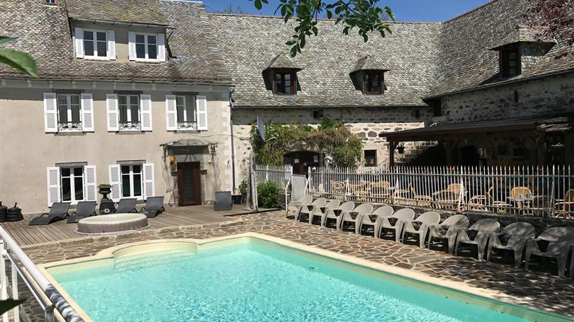 Piscine cloturee du camping Clos de Banes pres de Rodez 