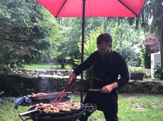 Preparation de brochette pour les vacanciers du Clos de banes a Argences en Aubrac
