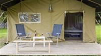 Entree avec terrasse des tentes safari du Clos de Banes a Argences en Aubrac
