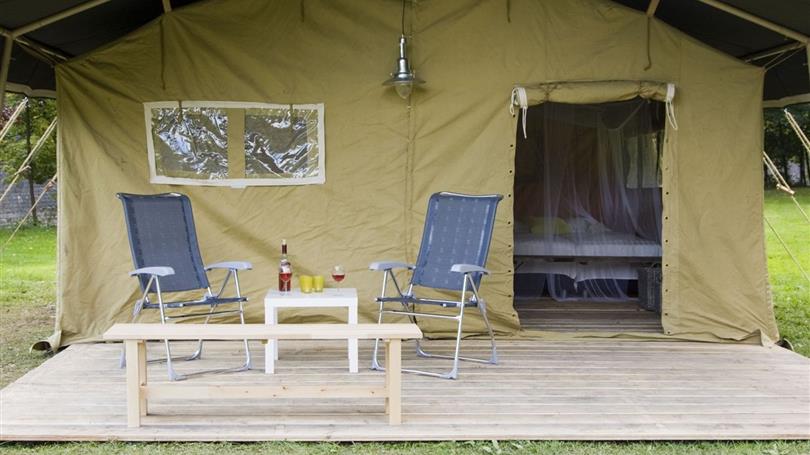Entree avec terrasse des tentes safari du Clos de Banes a Argences en Aubrac