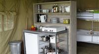 Cuisine et rangement des tentes safari au Clos de Banes proche de Rodez