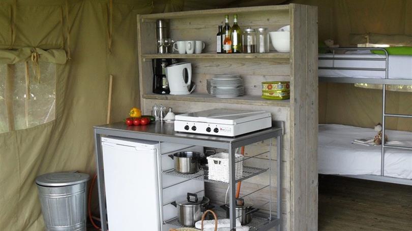 Cuisine et rangement des tentes safari au Clos de Banes proche de Rodez
