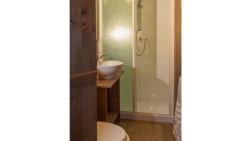 Salle de bain tente safari confort proche de Laguiole - Clos de Banes