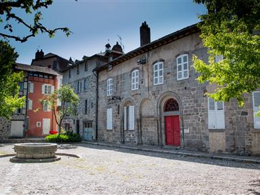 Centre ville d'Aurillac en Aveyron proche du Clos de Banes