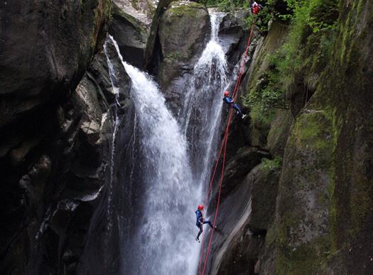 Canyoning dans les gorges de la Truyere en Aveyron pres du Clos de Banes