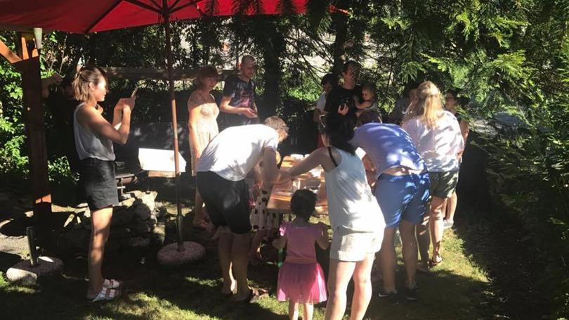 Repas entre vacanciers du Clos de Banes