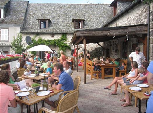 Terrasse pleine au Clos de Banes