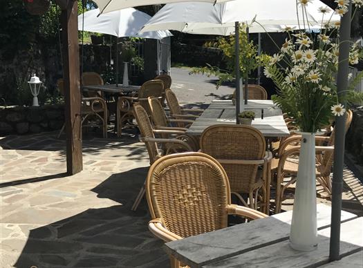 Terrasse avec parasol - Clos de Banes