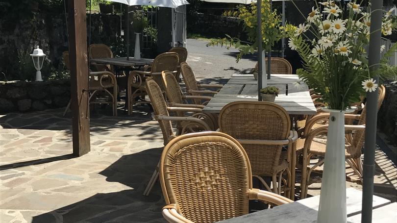 Terrasse avec parasol - Clos de Banes