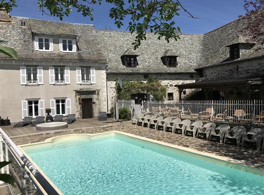 Piscine ensoleille - Clos de Banes