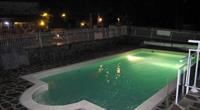 Piscine eclaire de nuit - Clos de Banes