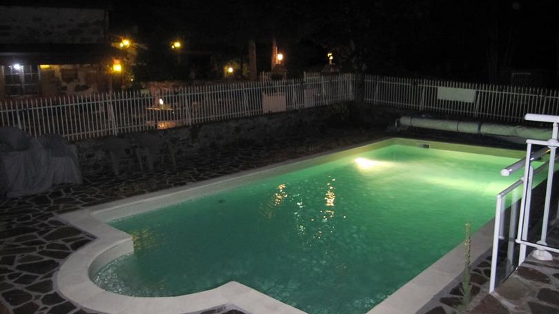 Piscine eclaire de nuit - Clos de Banes