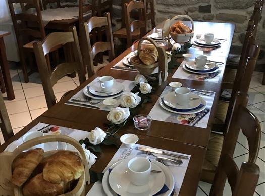Petit dejeuner dans la salle a manger - Clos de Banes