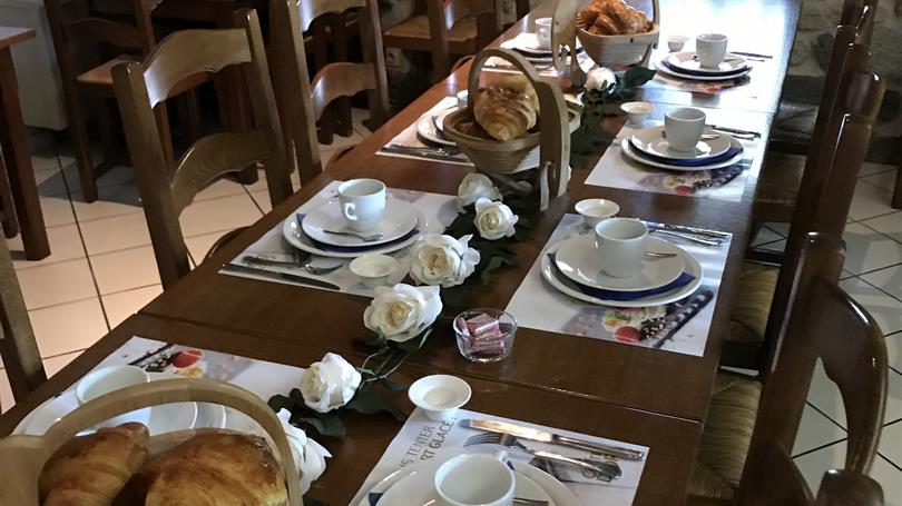 Petit dejeuner dans la salle a manger - Clos de Banes