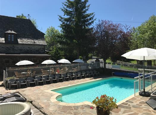 Piscine sous le soleil d'Aveyron - Clos de Banes