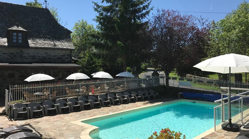 Piscine sous le soleil d'Aveyron - Clos de Banes