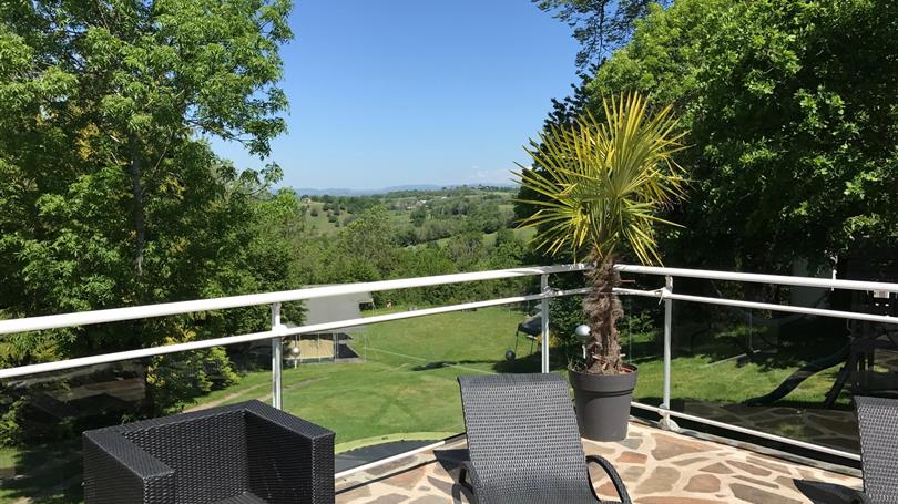 Vue sur l'Aveyron de la piscine  - Clos de Banes