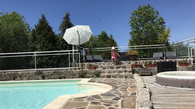 Piscine ensoleillé - Clos de Banes