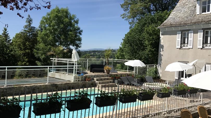 Terrasse avec vue sur piscine - Clos de Banes